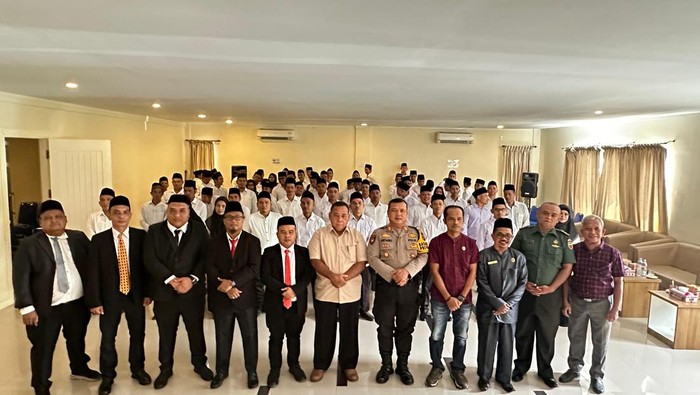 Momen pelantikan anggota Panwascam untuk Pilkada serentak di Madina