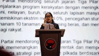 Puan sesekali mengusap air mata di pipinya. 