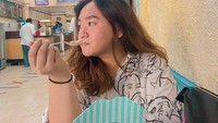 Makanan favorit Nadya adalah es krim. Demi kesukaannya ini, ia rela mendatangi dan antre di Es Krim Ragusa yang legendaris. Foto: Instagram/nadyaholscher