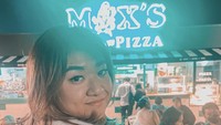 Selain es krim ia juga hobi mencicipi makanan yang viral dan disoroti. Seperti pizza kekinian yang tetap didatangi walaupun gerainya sangat ramai. Foto: Instagram/nadyaholscher
