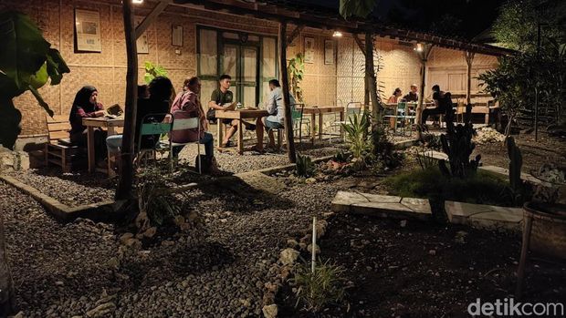 Suasana di warung Nasi Pecel Kemis Legi di Padukuhan Purwosari, Gunungkidul, pada Jumat malam (24/5/2024).