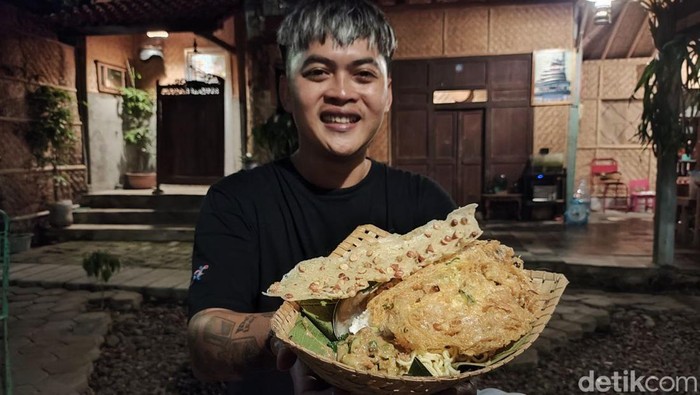 Pemilik Kemis Legi, Yusuf Adhitya Putratama, bersama kreasi nasi pecelnya saat ditemui di Padukuhan Purwosari, Gunungkidul, Jumat (24/5/2024).