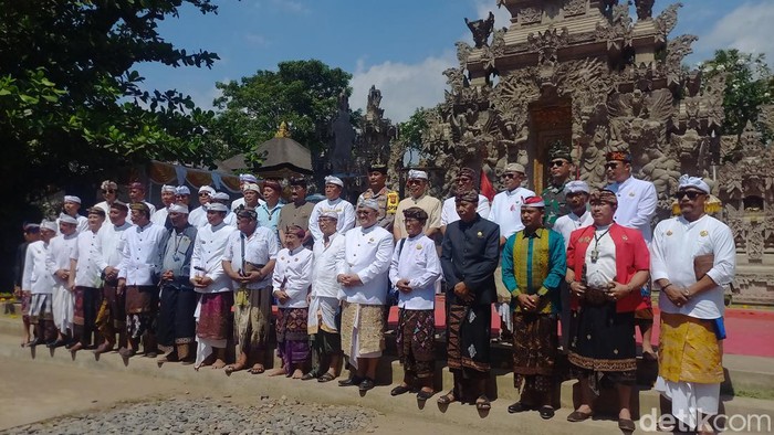 Paiketan Puri Sejebag Bali menggelar ritual napak pertiwi di Pura Penyusuhan Puseh Penegil Dharma, Kubutambahan, Buleleng, Bali, Minggu (26/5/2024). (Foto: Made Wijaya Kusuma/detikBali)