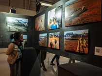 Melihat Pameran Foto Hari Anti Tambang di Palu