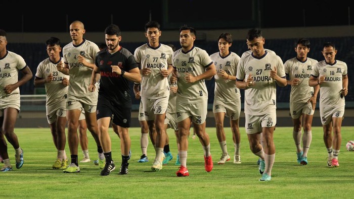 Para pemain Madura United menjalani sesi latihan jelang laga melawan Persib Bandung