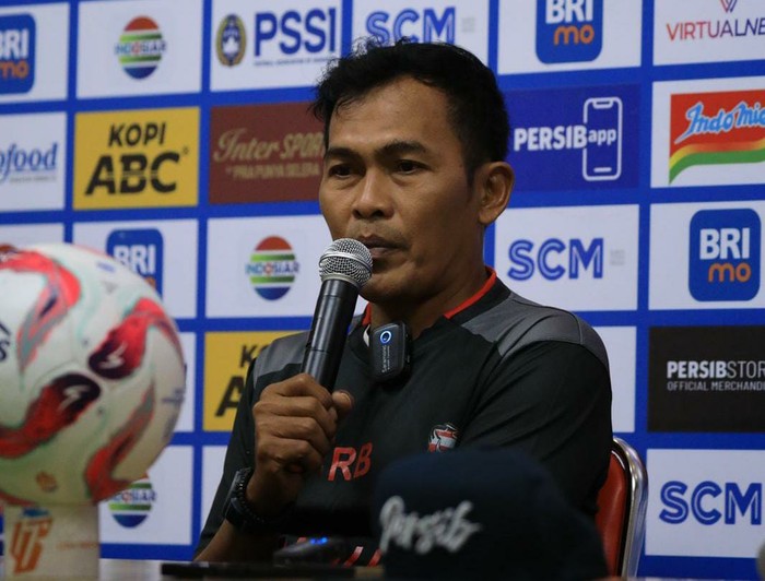 Pelatih karteker Madura United Rakhmad Basuki