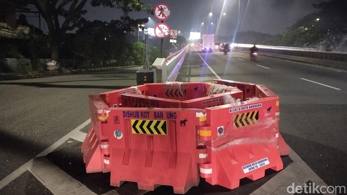 Pembatas jalan disiapkan di Flyover Mochtar Kusumaatmadja, Kota Bandung. Flyover akan ditutup pukul 20.30 WIB untuk menghalau bobotoh konvoi ke jalan usai laga Persib vs Madura United.
