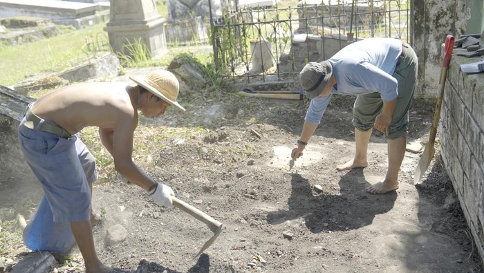 Pembersihan makam Peneleh Surabaya