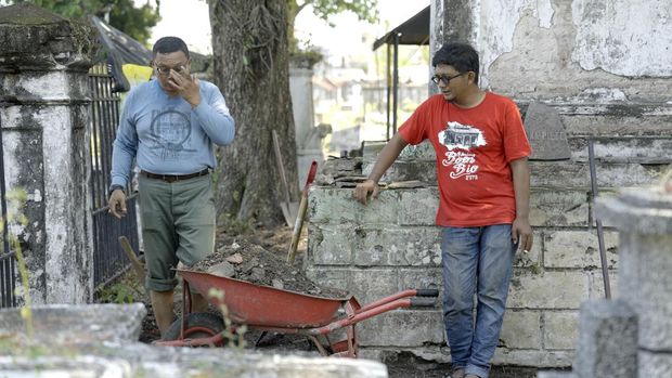 Pembersihan makam Peneleh Surabaya