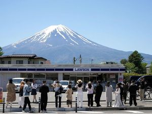 Jepang Tutup Spot Foto Ikonik Berlatar Gunung Fuji