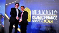 Kepala Divisi Syariah PT Bank Tabungan Negara (Persero) Tbk Abdul Firman berjabatan tangan dengan Asia editor Euromoney Elliot Wilson usai menerima penghargaan Best Domestic Islamic Bank di Indonesia. 