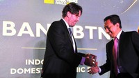 Asia Editor Euromoney, Elliot Wilson menyerahkan penghargaan Best Domestic Islamic Bank di Indonesia kepada Kepala Divisi Syariah PT Bank Tabungan Negara (Persero) Tbk Abdul Firman di Dubai, Uni Emirat Arab.