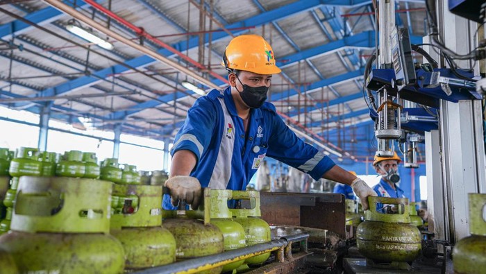 Pengisian LPG di SPBE.
