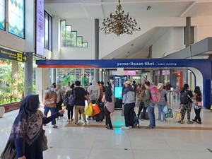 73.728 Penumpang KA Padati Stasiun Daop 8 Selama Cuti Bersama-Libur Waisak