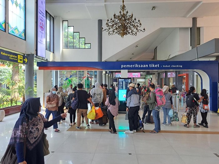 penumpang di stasiun gubeng