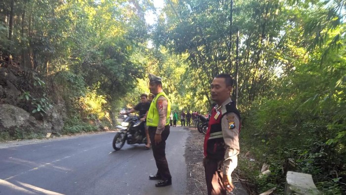 Petugas saat mendatangi TKP mobil masuk jurang Sumbermanjing Wetan, Malang
