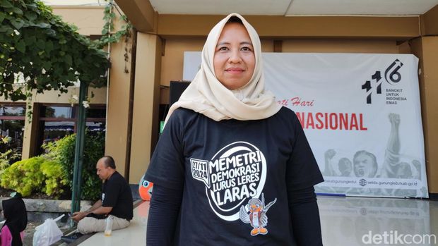 Pilkada Gunungkidul Ketua KPU Gunungkidul, Asih Nuryanti, saat mengenakan kaus dengan slogan Pilkada Gunugkidul 2024, memetri demokrasi, lurus, leres, laras, Minggu (26/5/2024).