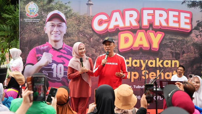 Pj Gubernur Sulsel Prof Zudan Arif Fakrulloh saat menyapa warga yang ikut olahraga di Makassar.