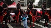 Pengunjung CFD berebut untuk berfoto bersama polisi berkuda tersebut. 