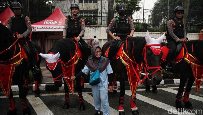 Polisi Berkuda Jadi Rebutan Foto Pengunjung CFD Jakarta Polisi berkuda berhasil mencuri perhatian pengunjung CFD Jakarta, Minggu (26/5/2024). Polisi berkuda itu jadi rebutan foto bersama oleh pengunjung CFD.