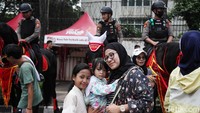 Kehadiran polisi berkuda itu mencuri perhatian pengunjung, terutama anak-anak. 