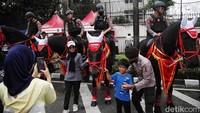 Polisi berkuda yang jadi rebutan foto itu berasal dari Detasemen Turangga Mabes Polri 