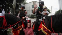 Kehadiran polisi berkuda di car free day (CFD) Jakarta menjadi pusat perhatian warga.