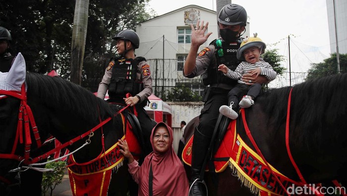 Polisi Berkuda Jadi Rebutan Foto Pengunjung CFD Jakarta Polisi berkuda berhasil mencuri perhatian pengunjung CFD Jakarta, Minggu (26/5/2024). Polisi berkuda itu jadi rebutan foto bersama oleh pengunjung CFD.