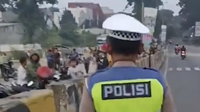 Polisi bubarkan kerumunan warga di exit Tol Sawangan (dok. Istimewa)