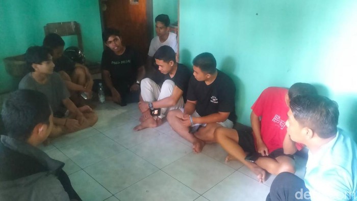 Polisi mendatangi indekos yang diserang sekelompok pemuda di Jalan Faisal Makassar.