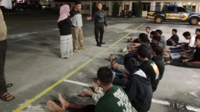 Polisi mengamankan 15 orang remaja yang diduga hendak tawuran di Pematangsiantar