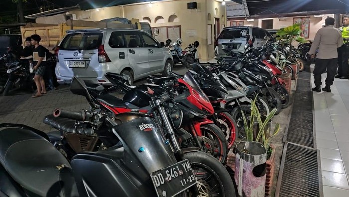 Polisi mengamankan 16 motor menggunakan knalpot brong di Jalan Tamalanrea Raya, BTP, Makassar.