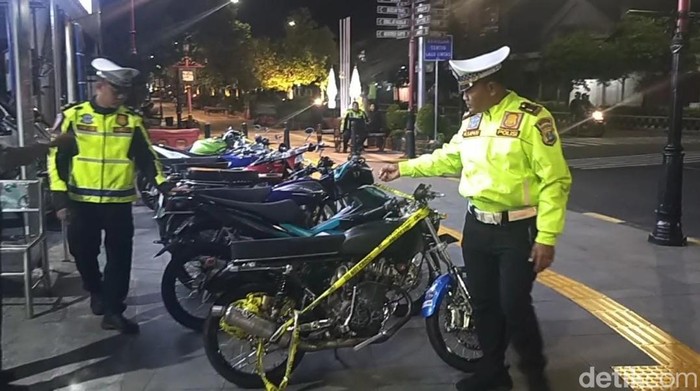 Polisi mengamankan motor dengan knalpot brong yang hendak digunakan untuk balap liar di Ngawi