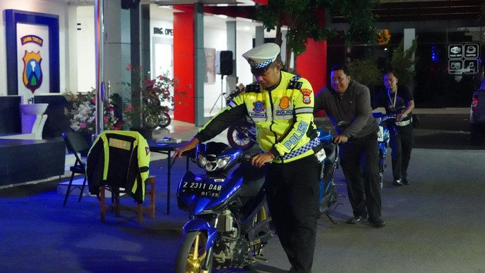 Polisi menyita dan menilang pengendara motor yang terjaring razia balap liar di Ponorogo