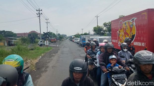 Potret kemacetan jalan bypass Klaten saat ada kereta api lewat, Minggu (26/5/2024).