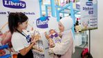 Potret Ibu Jeli Milih Produk Perawatan Anak dan Bayi