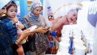 Sejumlah warga melihat produk perawatan anak.