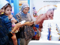 Potret Ibu Jeli Milih Produk Perawatan Anak dan Bayi