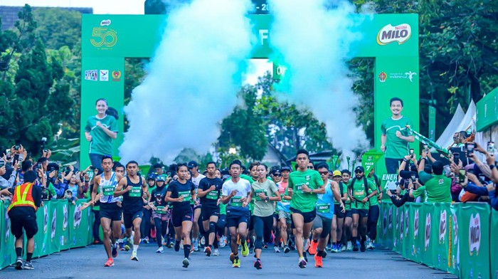 Potret Keseruan Lomba Lari di Yogyakarta Sebanyak lebih dari 2.500 pelari mengikuti Road to MILO ACTIV Indonesia Race 2024 Yogyakarta Series. Begini potret serunya.