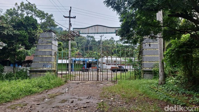 Potret Kota Mati di Lampung, Bangunan Terbengkalai hingga Jalan Rusak Terbengkalai dan sepi nyaris tanpa penghuni seperti 'Kota Mati', itu lah yang dialami kompleks Perum Puri Gading di Sukamaju, Telukbetung Timur, Bandar Lampung.