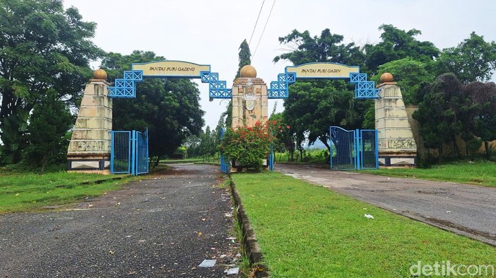 Potret Kota Mati di Lampung, Bangunan Terbengkalai hingga Jalan Rusak Terbengkalai dan sepi nyaris tanpa penghuni seperti 'Kota Mati', itu lah yang dialami kompleks Perum Puri Gading di Sukamaju, Telukbetung Timur, Bandar Lampung.