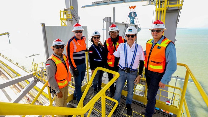 Presdir PT Freeport Indonesia Tony Wenas saat mengunjungi Smelter PT Freeport di Gresik