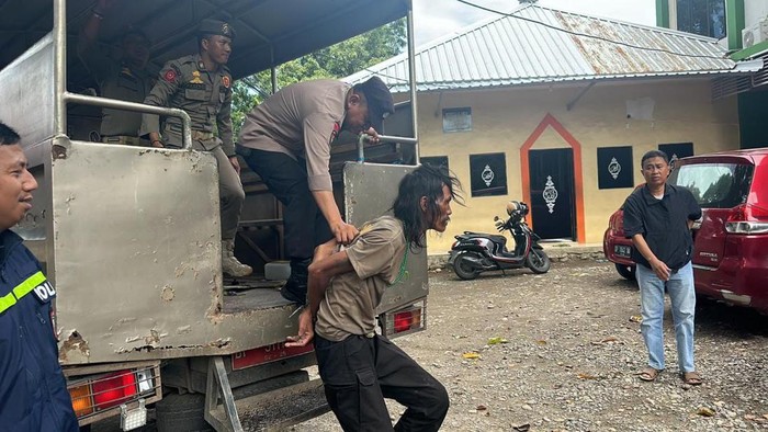 Pria ODGJ di Kota Parepare diamankan usai nyaris menebas tukang parkir.
