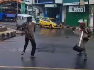 Momen Pria ODGJ di Parepare Serang Juru Parkir Pakai Parang di Jalan Raya