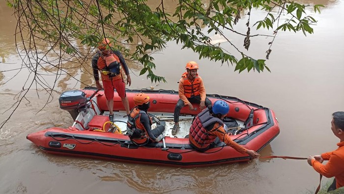 Petugas SAR Cari Pria Hilang Terpeleset di Kali Jakbar