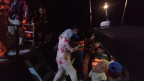 Proses evakuasi penumpang Pinisi Vanika Voyage patah kemudi di Perairan Taka Makassar, Labuan Bajo, Manggarai Barat, NTT, Sabtu (25/5/2024) malam. (Dok. Basarnas Maumere)