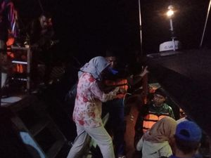 Pinisi Tujuan Pulau Komodo Patah Kemudi, 7 Turis Lemas Terombang-ambing