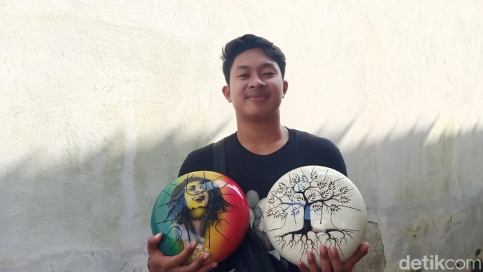 Putu Rio Aditya Sinartha (24), pengusaha muda asal Kabupaten Jembrana, Bali, yang sukses memasarkan happy drum ke berbagai negara. (I Putu Adi Budiastrawan/detikBali)
