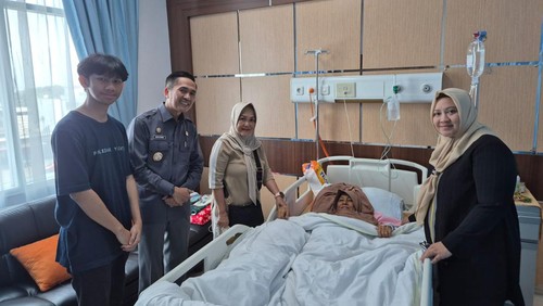 Ratu Dewa saat menjenguk ibunda Mendagri Tito Karnavian