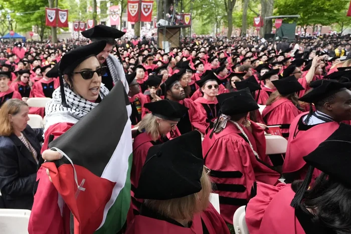 Ratusan wisudawan Harvard walk out untuk memprotes kampus yang menahan ijazah 13 mahasiswa yang bela Palestina (AP Photo)